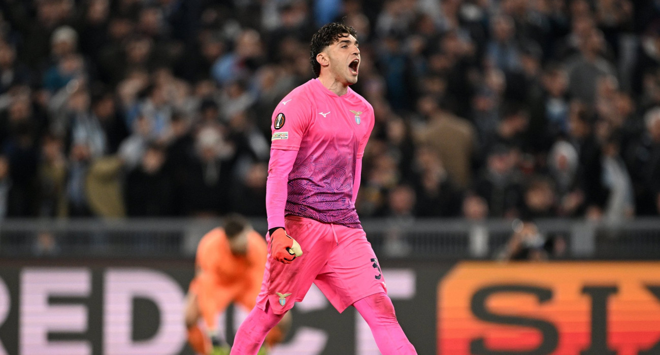 Ο Χρήστος Μανδάς πανηγυρίζει με την φανέλα της Λάτσιο / Photo by Tullio Puglia - UEFA/UEFA via Getty Images