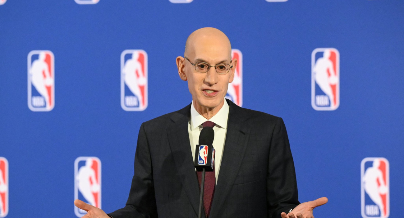 Ο Άνταμ Σίλβερ/Photo by David Dow/NBAE via Getty Images