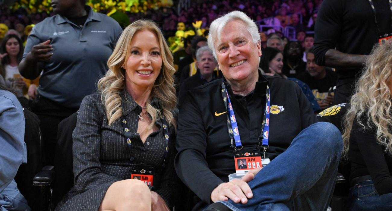 Ο Μαρκ Γουόλτερ, νέος ιδιοκτήτης των Λέικερς, με την Τζένι Μπας, πρώην ιδιοκτήτρια και νυν Governor της ομάδας, Πηγή: Allen Berezovsky/Getty Images/Ideal Images