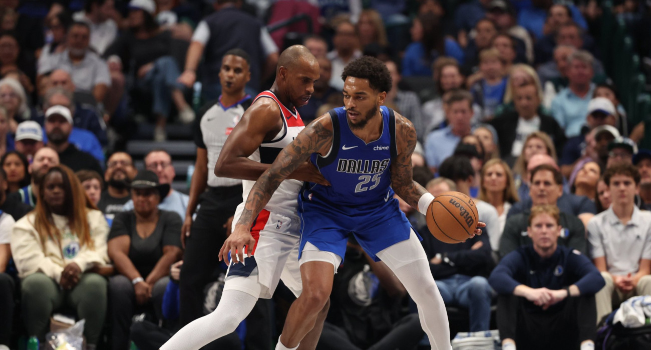 Ο Πι Τζέι Ουάσινγκτον με τον Κρις Μίντλετον/Photo by Sam Hodde/NBAE via Getty Images