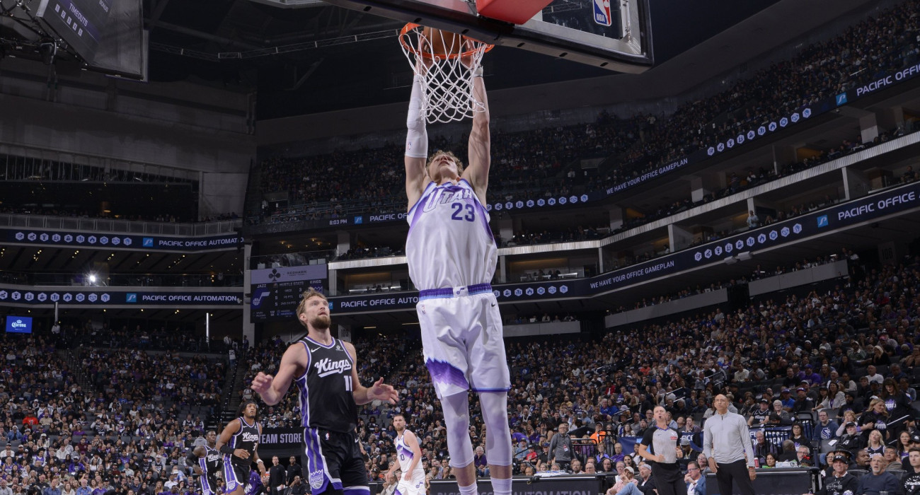 Ο Λάουρι Μάρκανεν καρφώνει στον αγώνα των Τζαζ με τους Κινγκς/Photo by Rocky Widner/NBAE via Getty Images