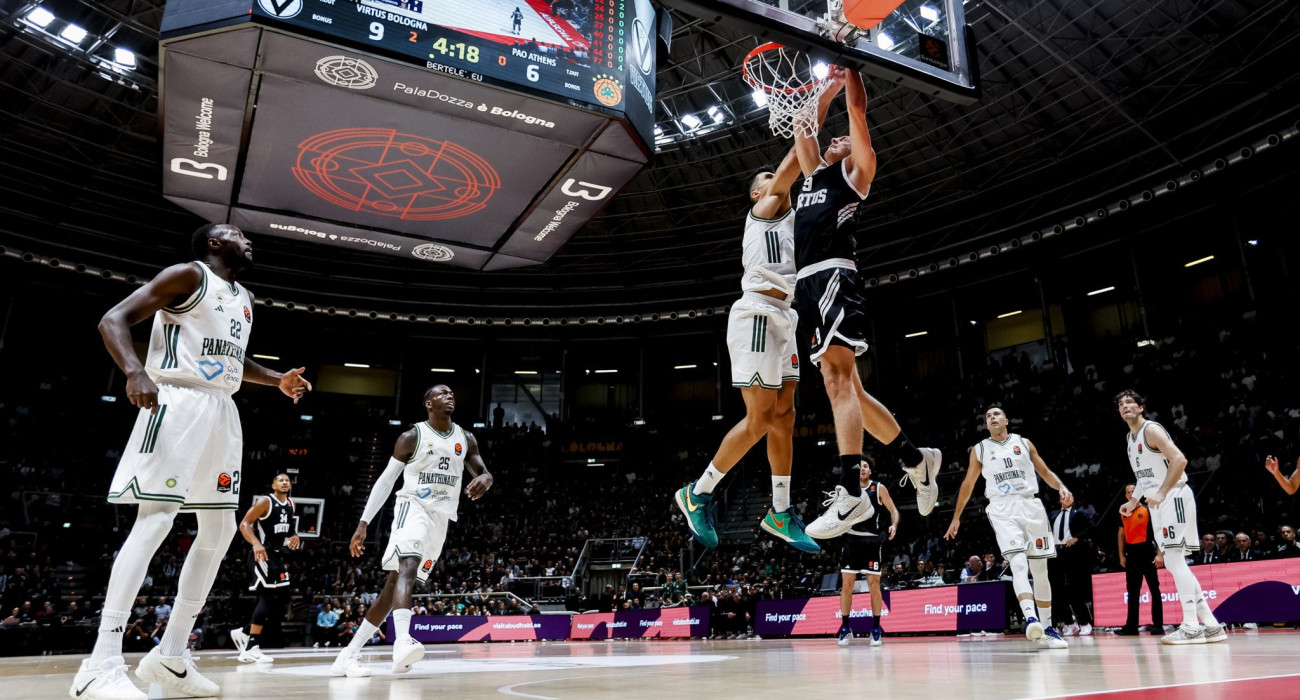 Ο Άλεν Σμάιλαγκιτς της Βίρτους Μπολόνια καρφώνει στο καλάθι του Παναθηναϊκού / Πηγή: Roberto Finizio / Getty Images / Ideal Images