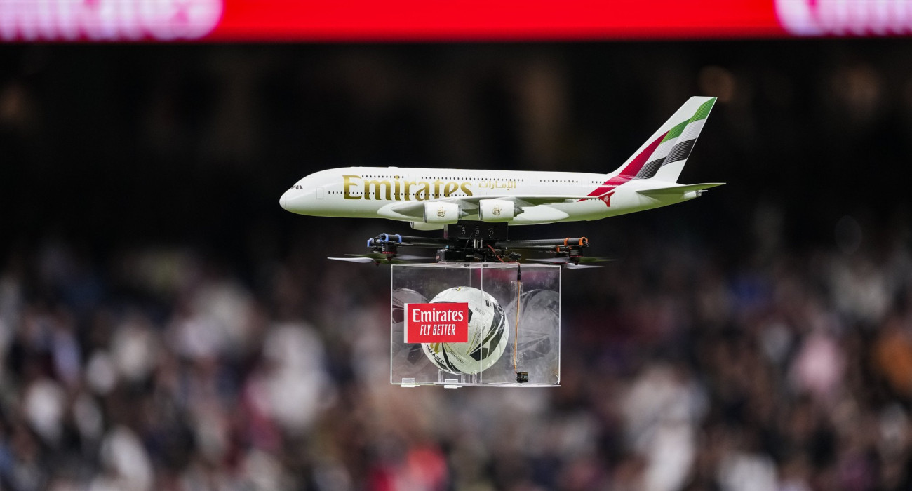 To drone με τα διακριτικά της Emirates μεταφέρει τη μπάλα του El Clasico / Πηγή: Photo By Oscar J. Barroso/Europa Press via Getty Images
