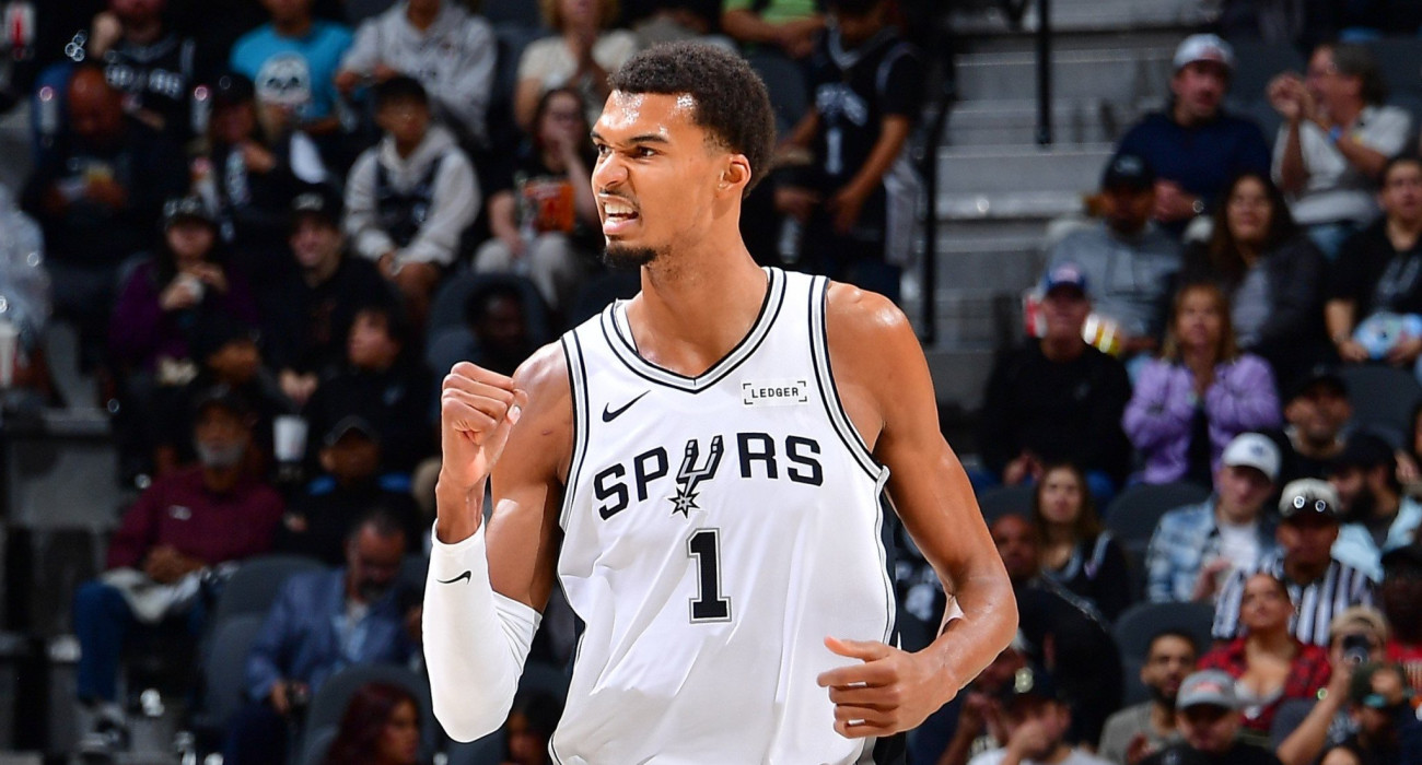 Ο Βίκτορ Γουεμπανιαμά/Photos by Michael Gonzales/NBAE via Getty Images