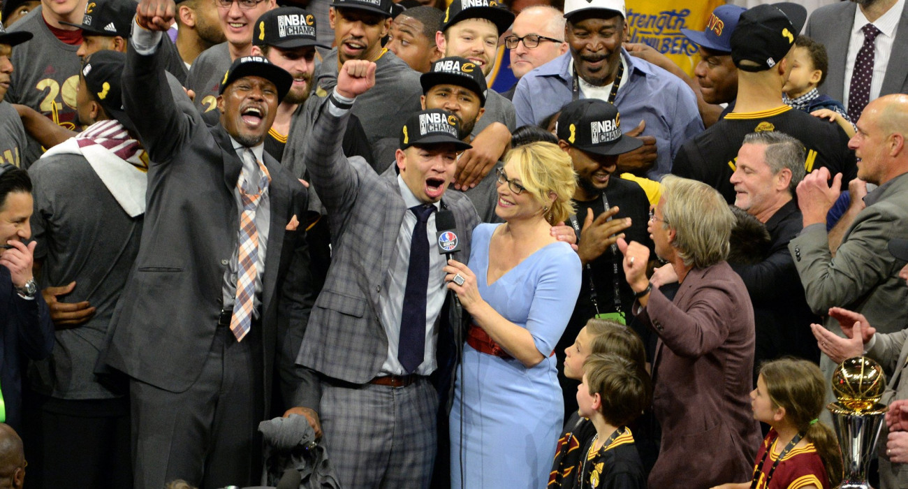 Ο Τάιρον Λου πανηγυρίζει το πρωτάθλημαα του 2016 με τους Κλίβελαντ Καβαλίερς, Πηγή: Photo by Garrett Ellwood/NBAE via Getty Images/ Ideal Images