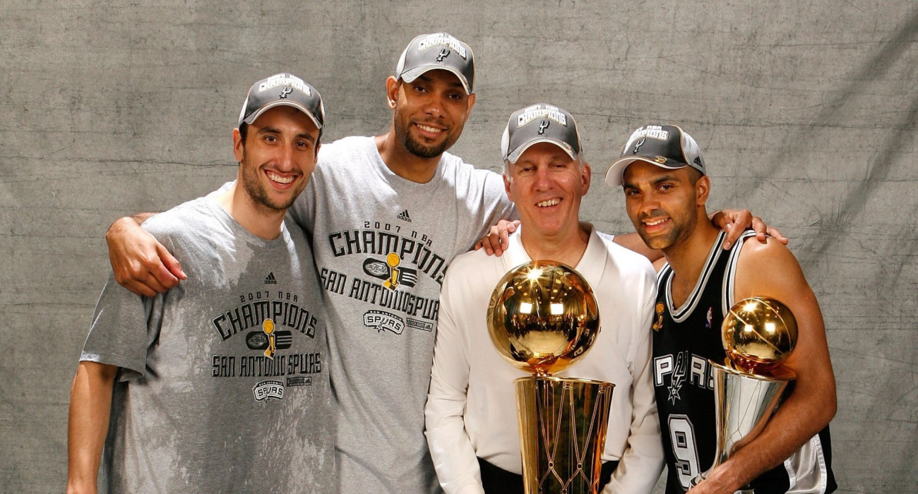 Ο Γκρεγκ Πόποβιτς μαζί με τους Μανού Τζινόμπιλι, Τιμ Ντάνκαν και Τόνι Πάρκερ/Photo by Nathaniel S. Butler/NBAE via Getty Images
