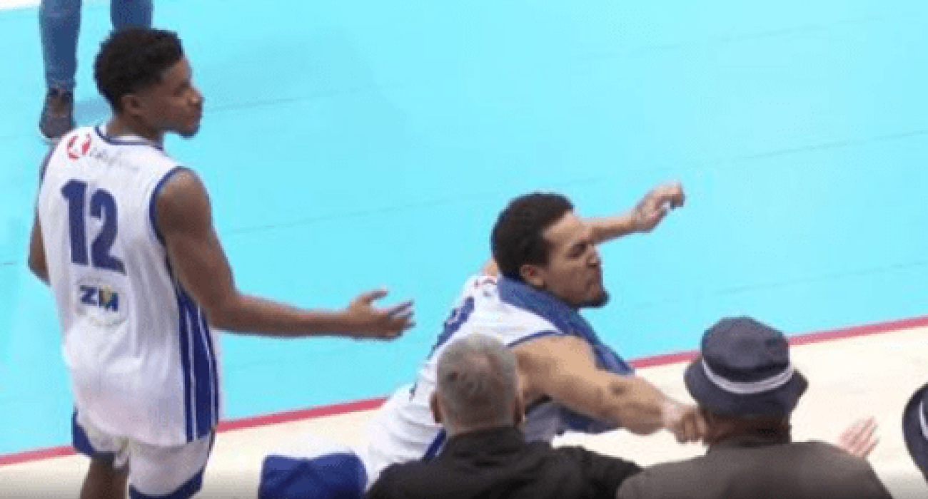 O Χέλεμς γροθοκόπησε οπαδό της ΖΤΕ / Πηγή: Screenshot