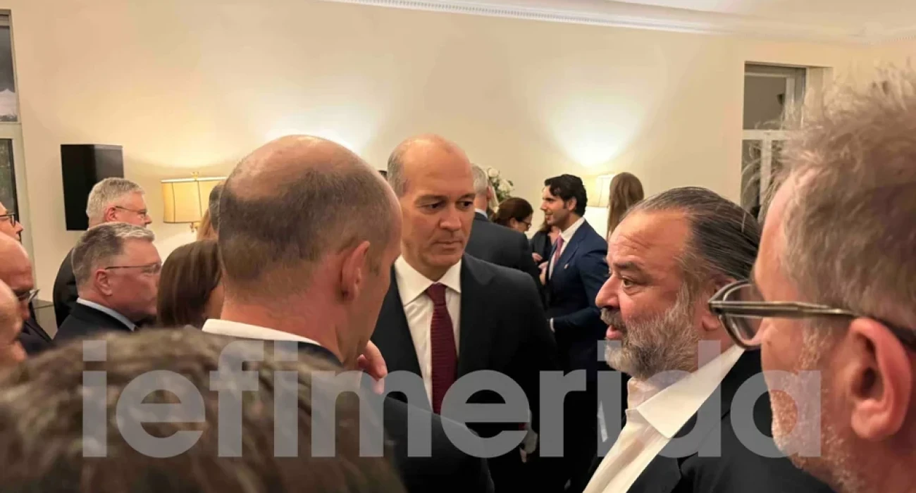 Ο Μάριος Ηλιόπουλος και οι αδελφοί Αγγελόπουλοι στη δεξίωση της Κίμπερλι Γκίλφοϊλ / Πηγή: Iefimerida