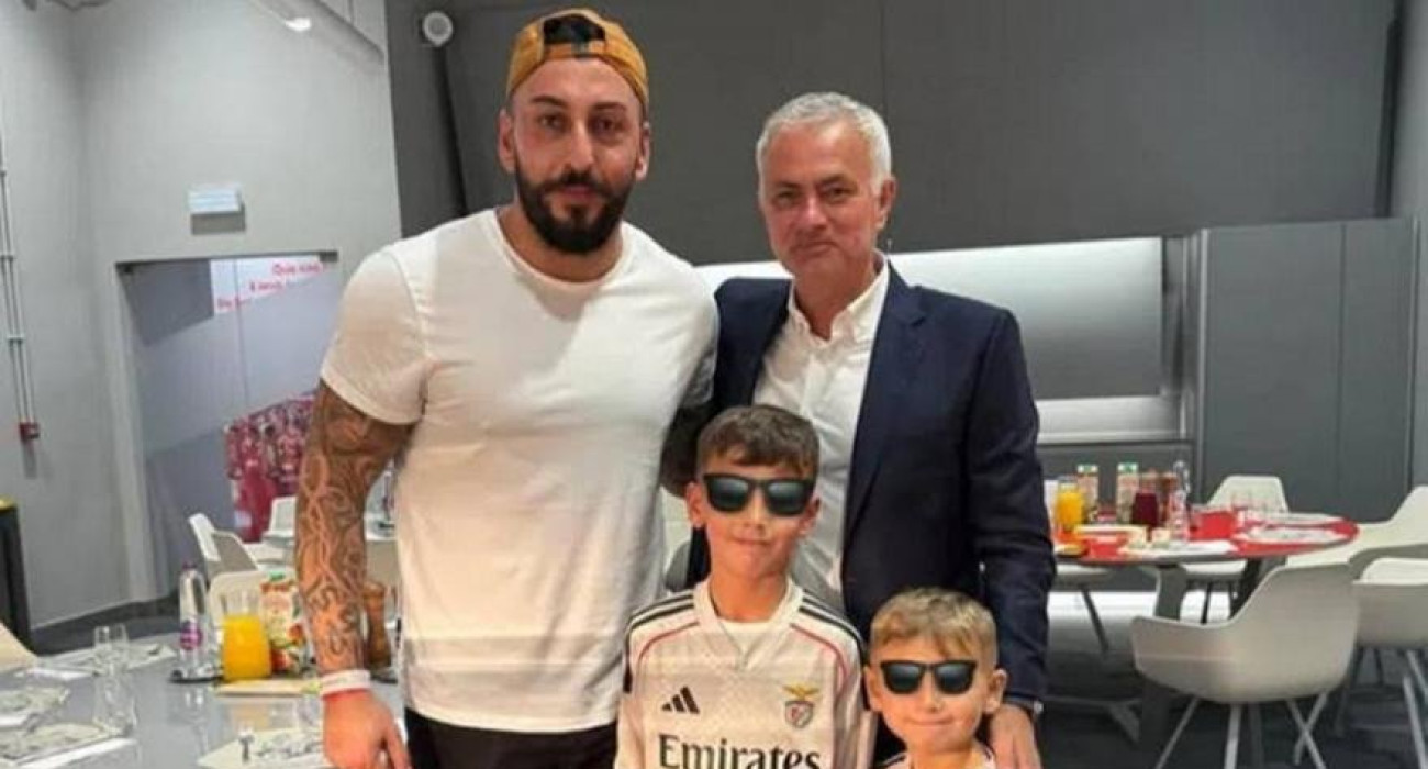 Ο Κώστας Μήτρογλου με τον Ζοσέ Μουρίνιο / Πηγή: A Bola