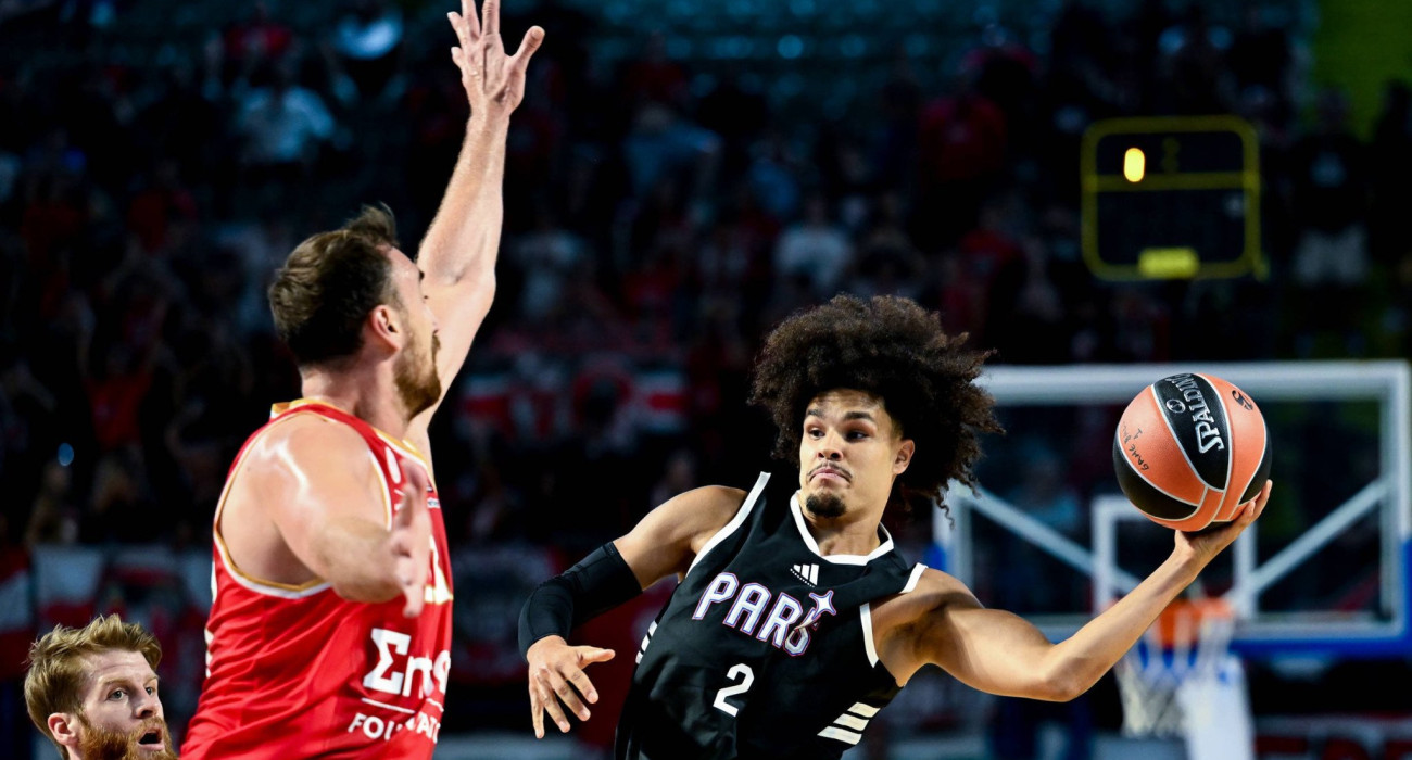 Ο Ναντίρ Χιφί και ο Νίκολα Μιλουτίνοφ σε διεκδίκηση εντός παρκέ / Πηγή: IMAGO