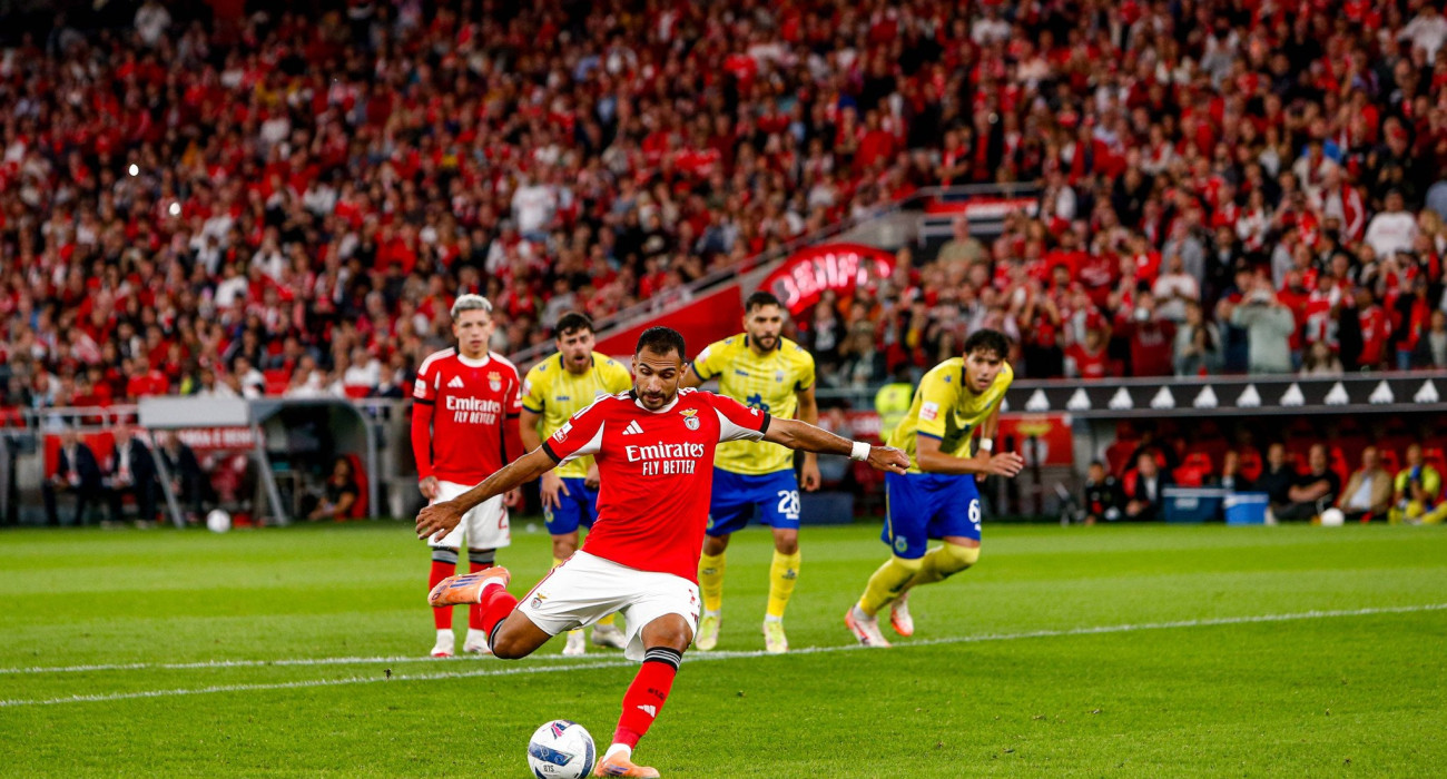 Ο Βαγγέλης Παυλίδης εκτελεί πέναλτι στο Μπενφίκα-Αρούκα / Πηγή: Imago