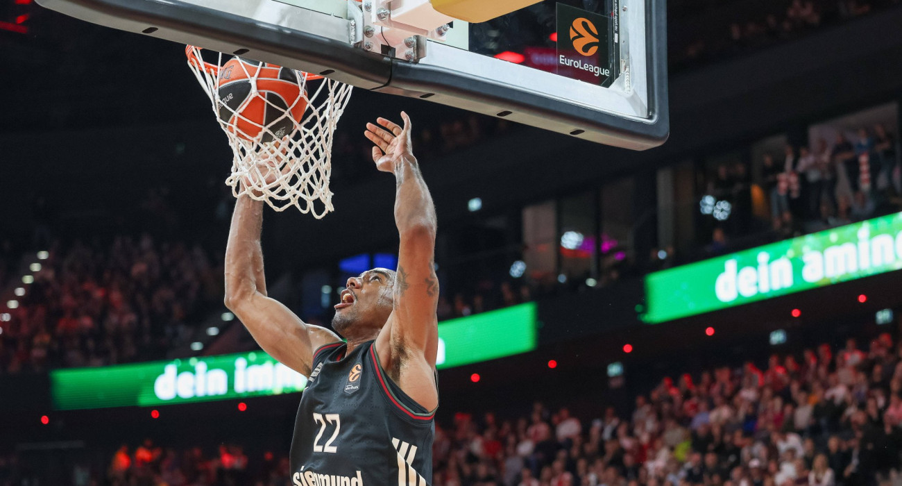 Ο Αϊζάια Μάικ με τη φανέλα της Μπάγερν Μονάχου, Πηγή: Imago