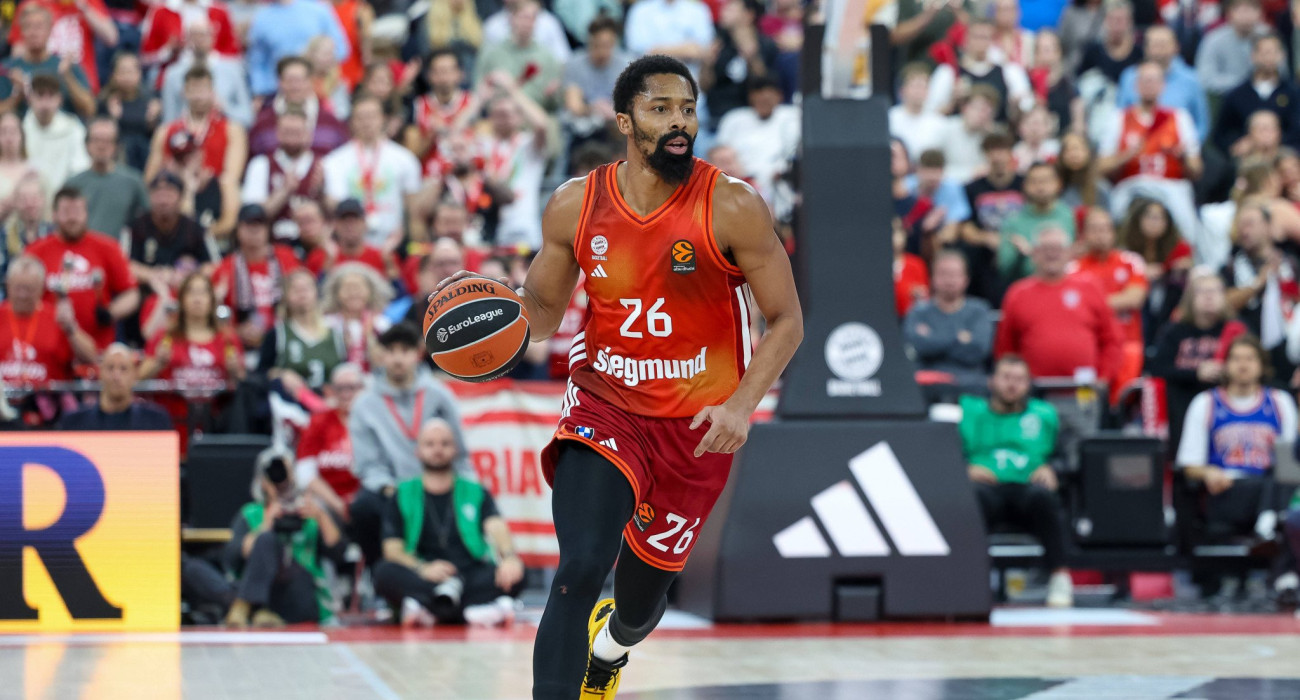 Ο Σπένσερ Ντίνγουιντι με τη φανέλα της Μπάγερν Μονάχου / Πηγή: IMAGO