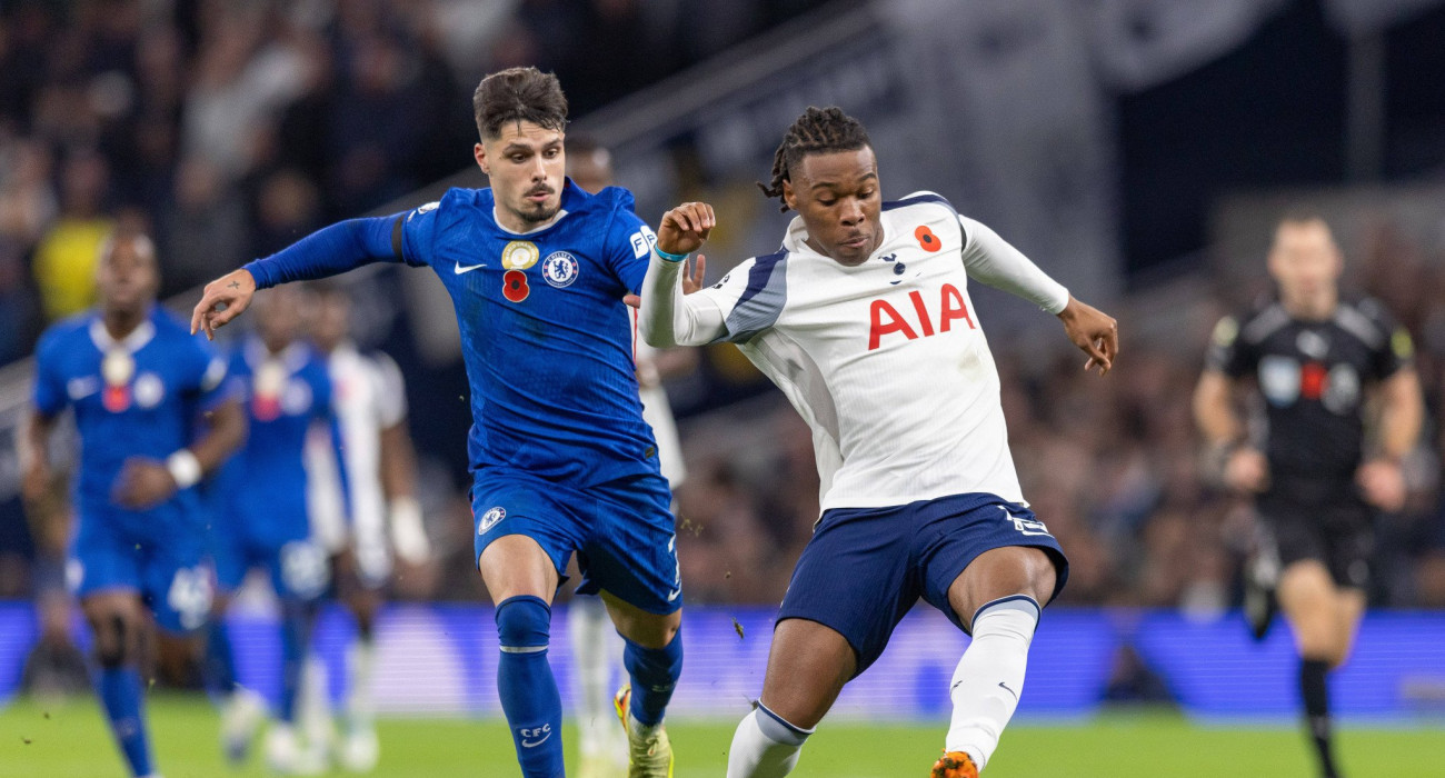 Ο αμυντικός της Τότεναμ, Ντέστινι Ουντόγκι με τον Πέδρο Νέτο της Τσέλσι