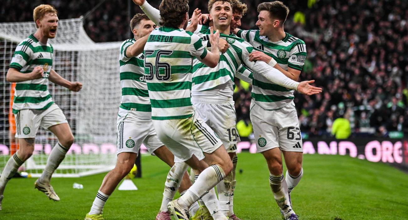 Οι παίκτες της Σέλτικ πανηγυρίζουν το γκολ τους απέναντι στην Ρέιντζερς / Πηγή: Imago