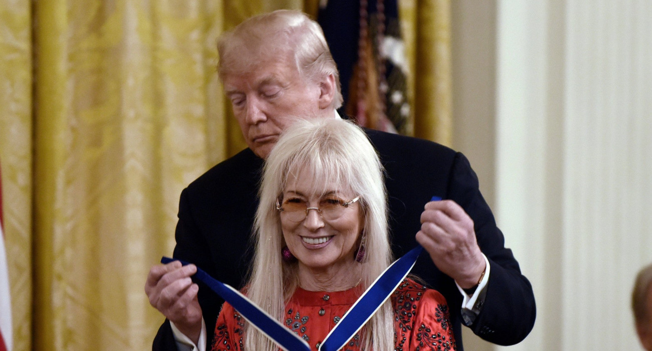 O Ντόναλντ Τραμπ προσφέρει μετάλλιο τιμής στην φίλη του, χρηματοδότη του και ιδιοκτήτρια των Ντάλας Μάβερικς, Μίριαμ Άντελσον / Πηγή: Imago