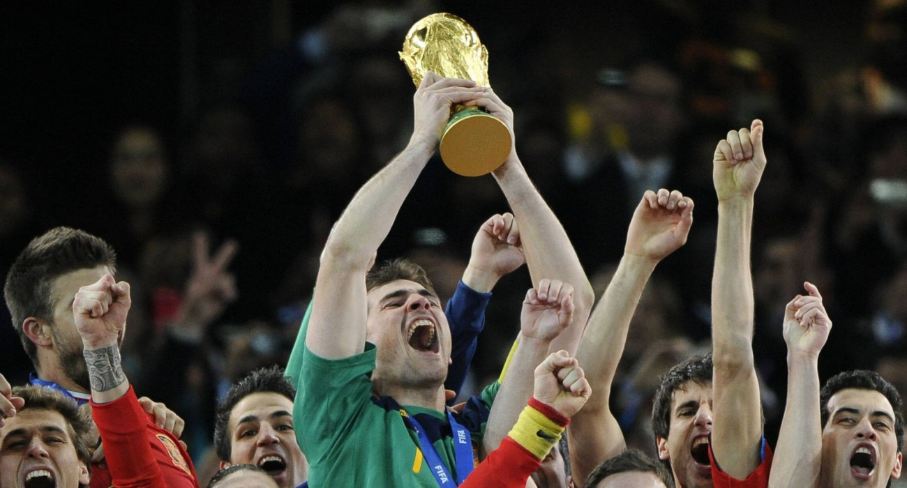 Ο Ίκερ Κασίγιας σηκώνει το βαρύτιμο τρόπαιο του Παγκοσμίου Κυπέλλου το έτος 2010 / Πηγή: Imago