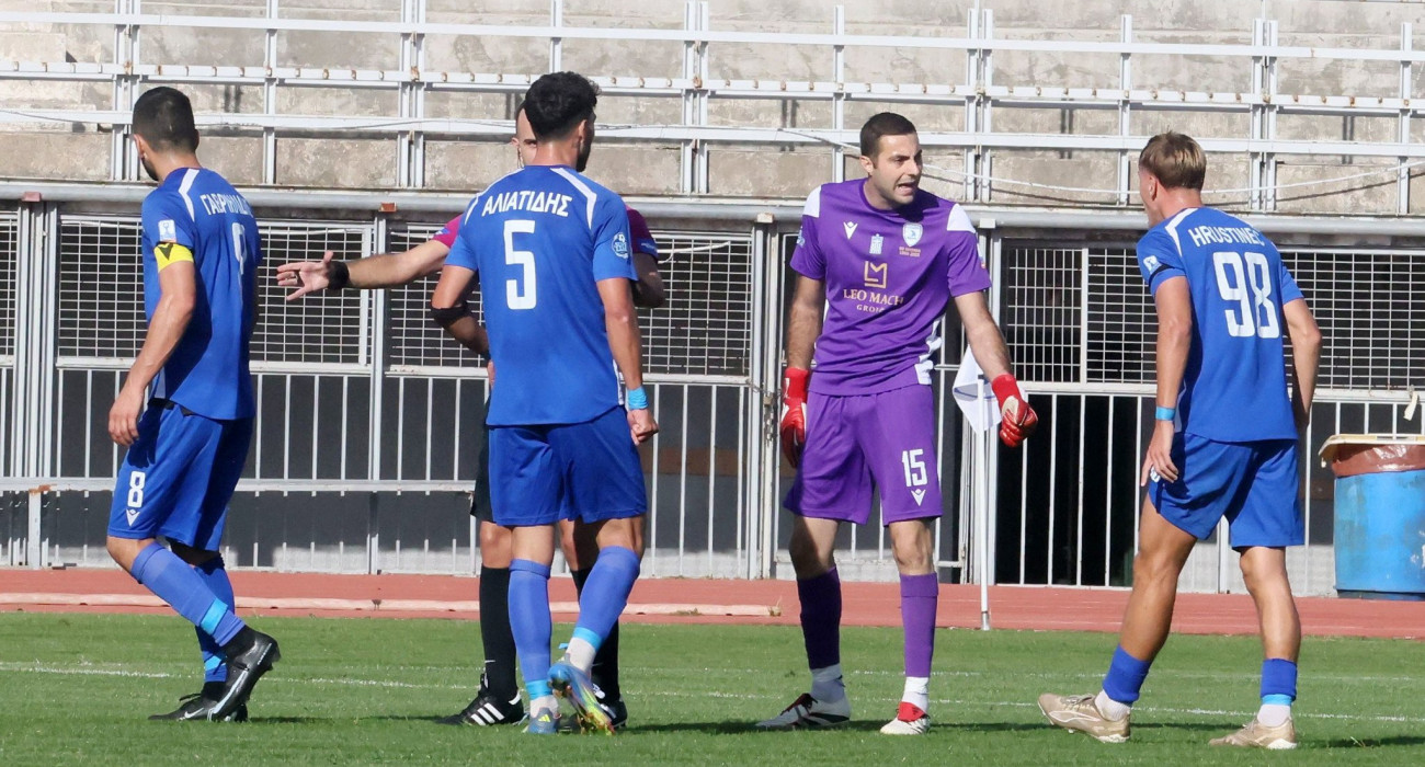 Η στιγμή που οι παίκτες της Καβάλας τα... βάζουν με τον γκολκίπερ Γιάννη Ζωγράφο / Πηγή: Intime