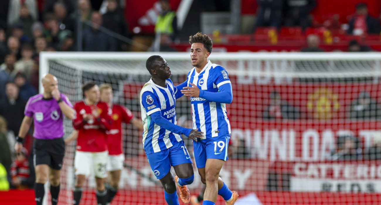 O Μπάμπης Κωστούλας πανηγυρίζει με τη φανέλα της Μπράιτον / Πηγή: Imago