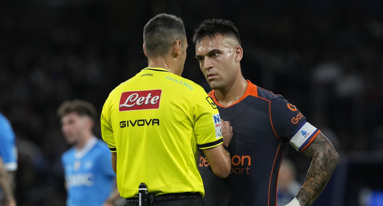 Ο Λαουτάρο Μαρτίνες της Ίντερ, διαμαρτύρεται σε διαιτητή / Πηγή: Imago