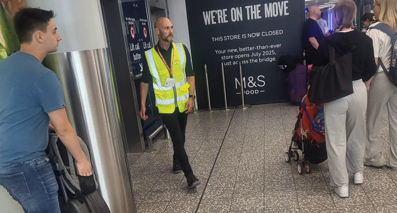 Ο κόουτς Λουκ Γουίλιαμς κατά τη διάρκεια της εργασίας του στο αεροδρόμιο / Screenshot