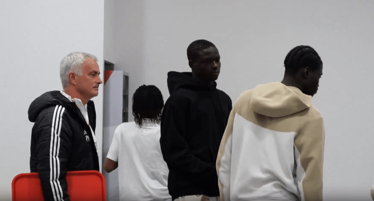 Ο Ζοσέ Μουρίνιο περιμένει υπομονετικά μαζί με τους νεαρούς ποδοσφαιριστές της Μπενφίκα / Screenshot