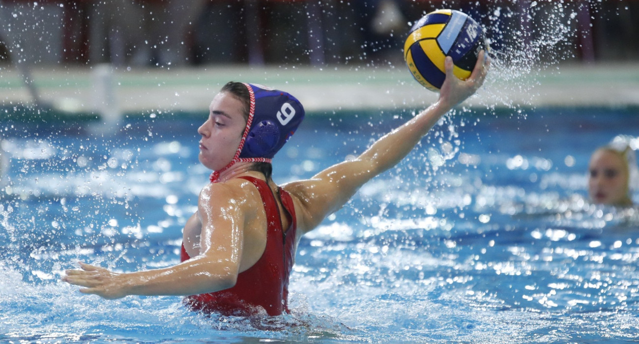 Η Ειρήνη Νίνου στο ματς του Ολυμπιακού με τον Άλιμο ΝΑΣ για το LEN Champions League / Πηγή: Eurokinissi