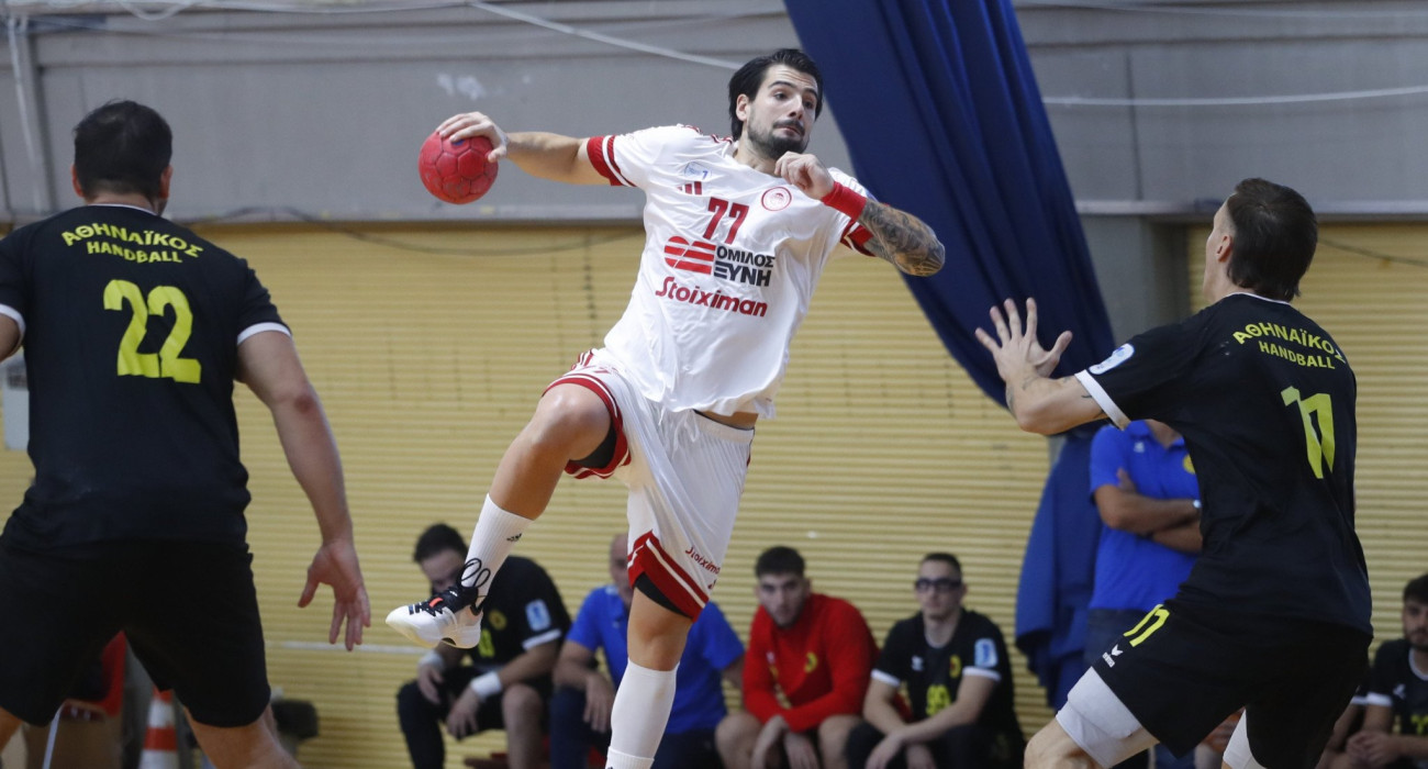 Φάση από τον αγώνα του Ολυμπιακού κόντρα στον Αθηναϊκό Lamway Group για την 7η αγωνιστική της Handball Premier / Πηγή: Eurokinissi