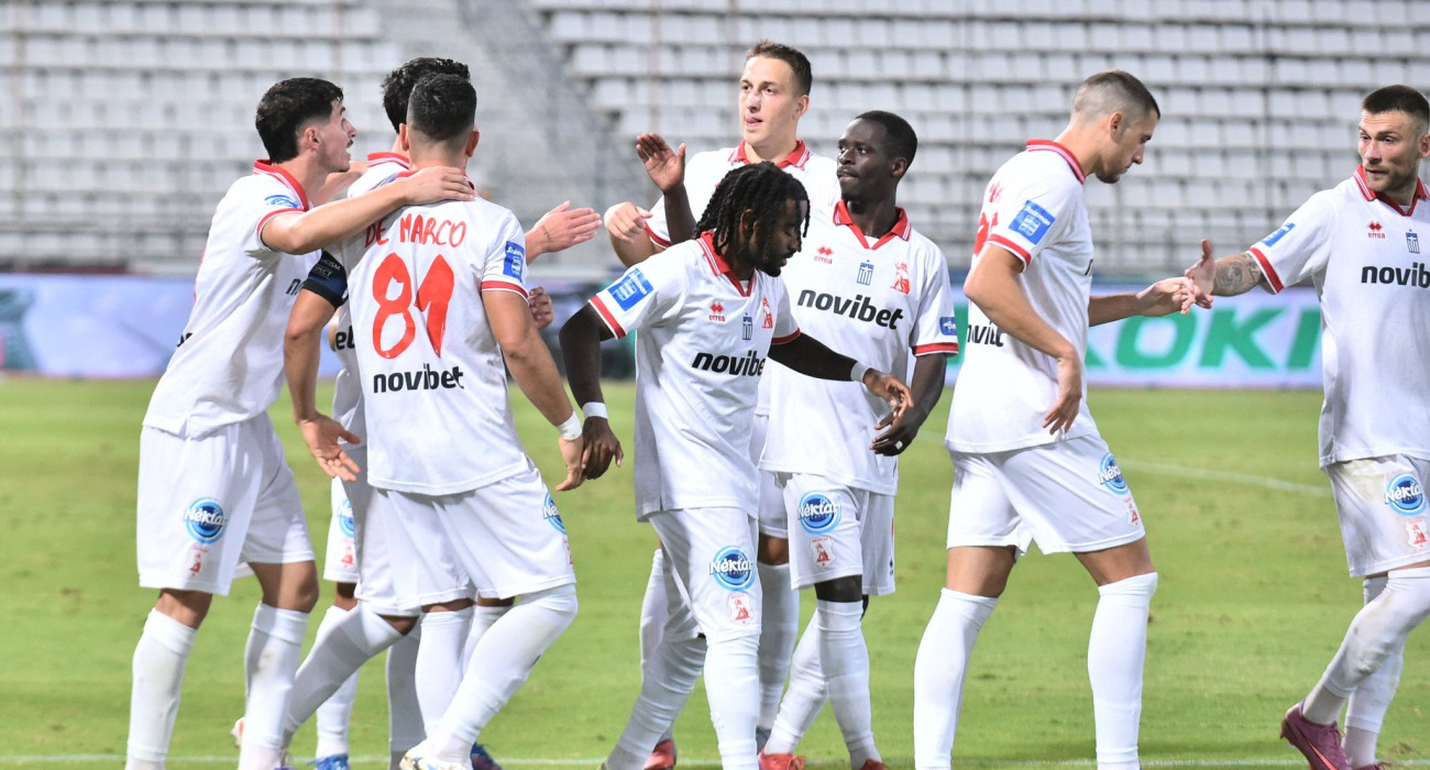 Οι ποδοσφαιριστές του Πανσερραϊκού πανηγυρίζουν