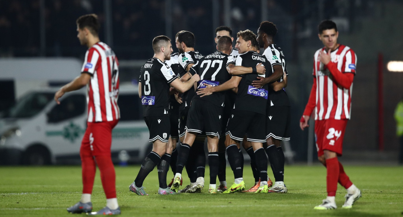 Οι ποδοσφαιριστές του ΠΑΟΚ πανηγυρίζουν τη νίκη επί του Πανσερραϊκού / Πηγή: Intime