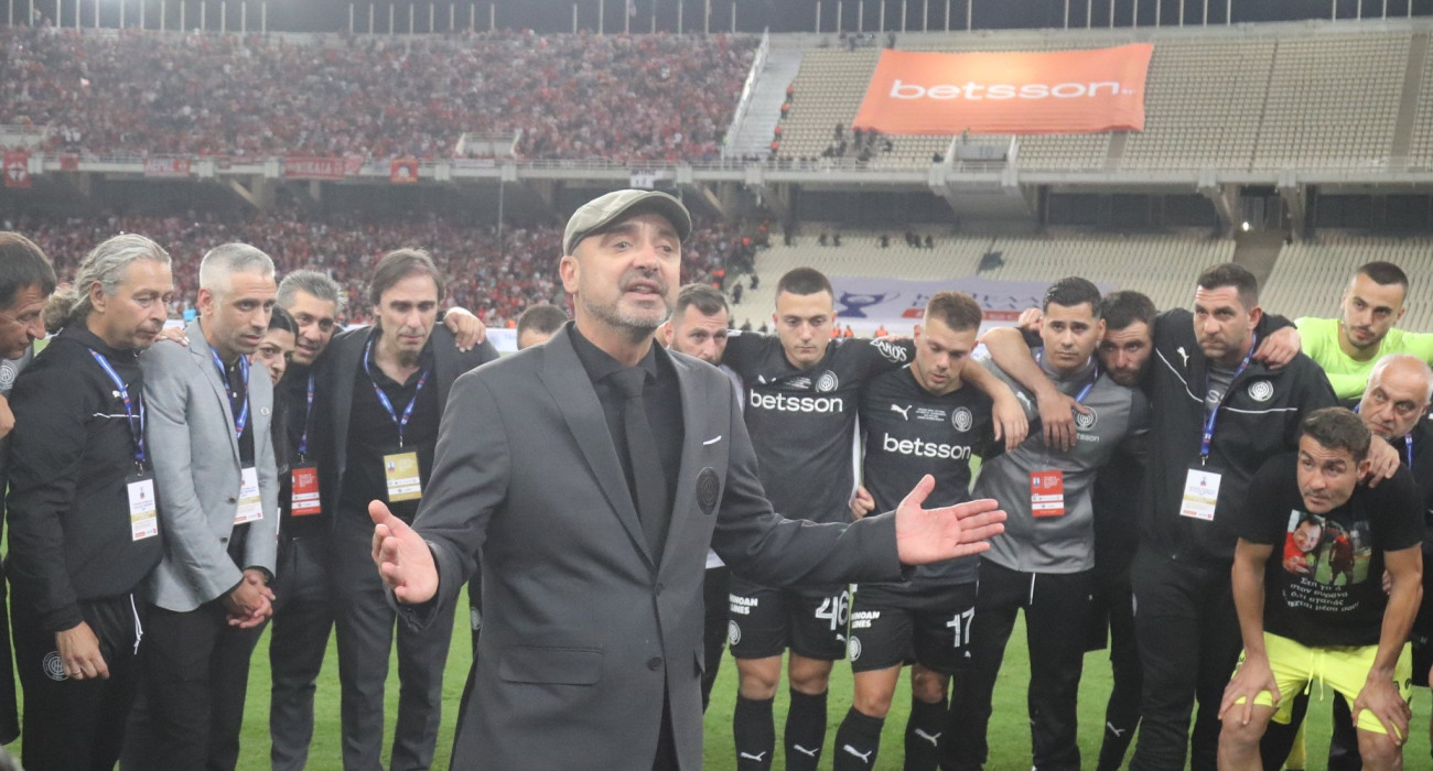 Ο Μίλαν Ράσταβατς με τους παίκτες του ΟΦΗ / Πηγή: Eurokinissi