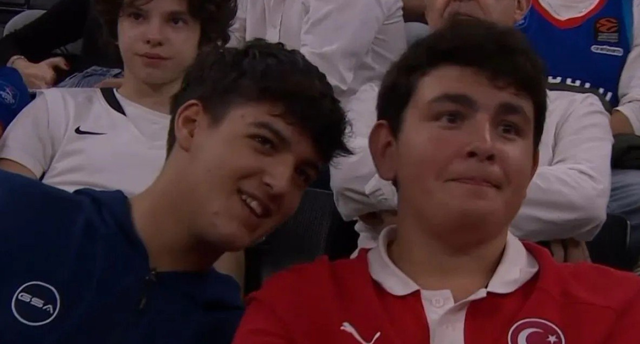 O Σαρπ Αταμάν παρακολουθεί το μεγάλο ντέρμπι της Τουρκίας / Screenshot