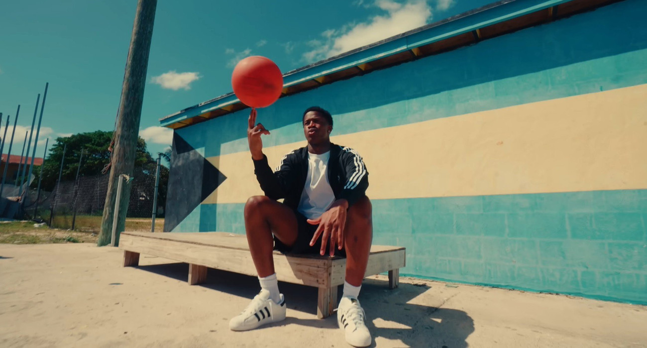 O Βι Τζέι Έτζκομπ σε μία επίσκεψη στα πάτρια εδάφη / Screenshot