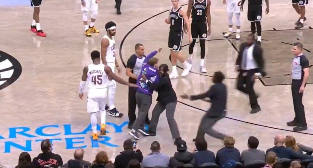 H εισβολή του φιλάθλου σε παρκέ του ΝΒΑ / Πηγή: Screenshot