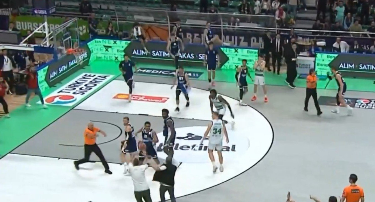 Χαμός στην Τουρκία: Οπαδοί κυνηγούσαν πρώην NBAer στο ματς της Μπούρσασπορ με την Μπαχτσεσεχίρ (video)