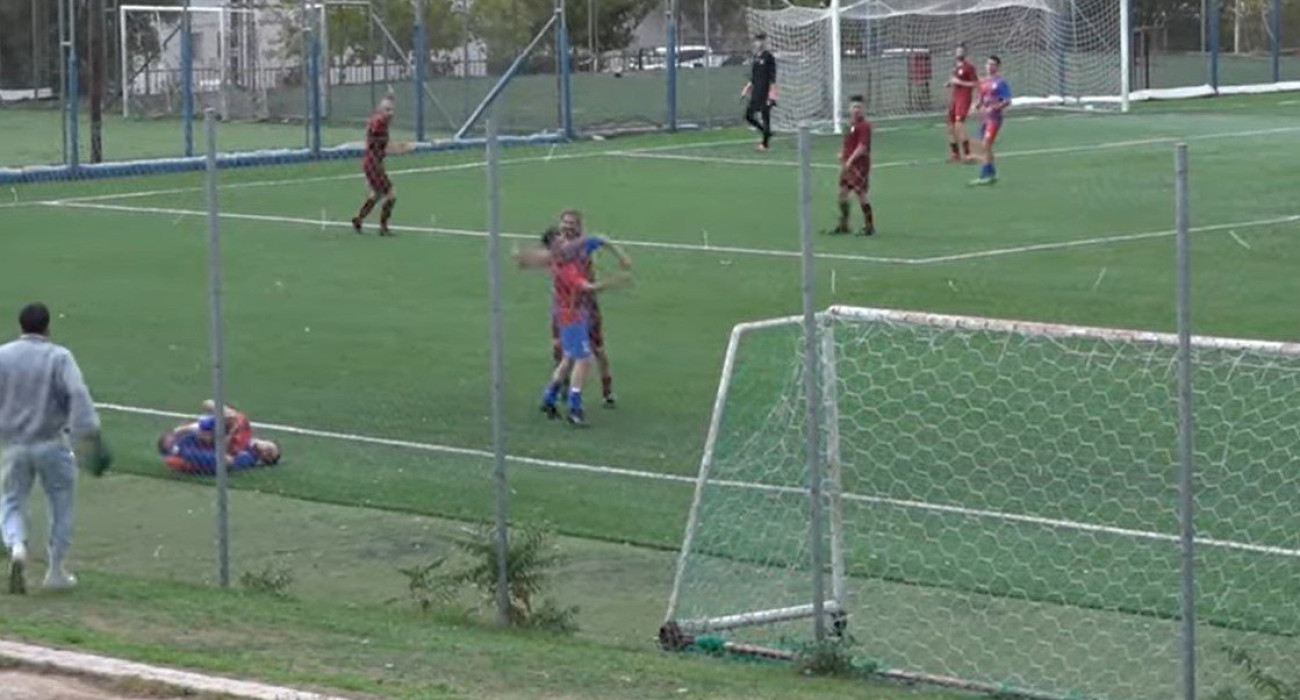 Χαμός σε γήπεδο της Αθήνας: Ποδοσφαιριστής έβγαλε... νοκ άουτ με μπουνιά αντίπαλό του (video)