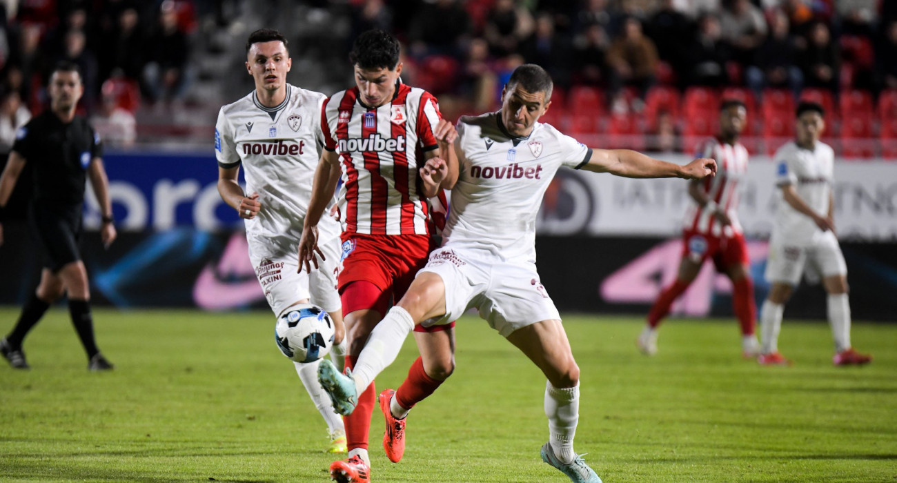 Στιγμιότυπο από την αναμέτρηση Πανσερραϊκός - ΑΕΛ Novibet / Πηγή: Eurokinissi