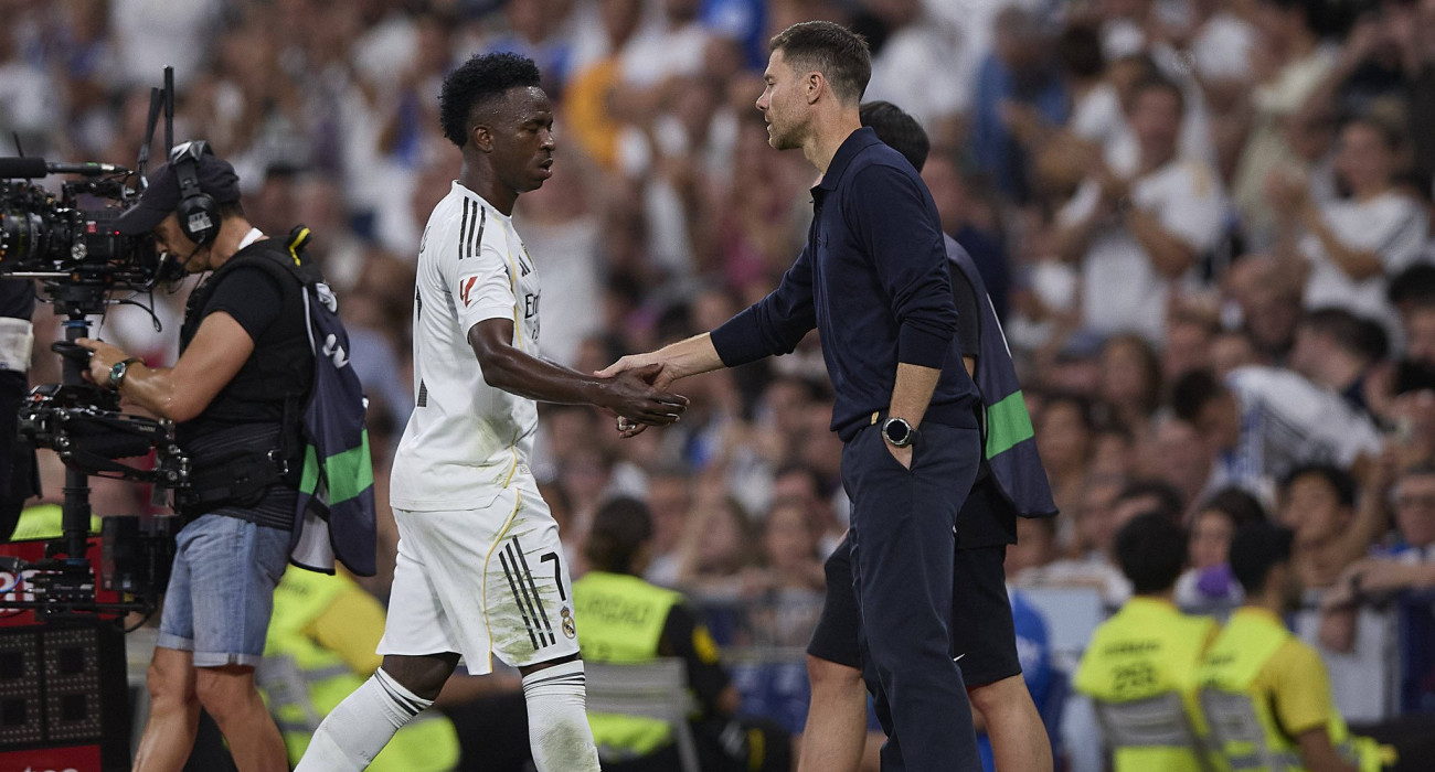 Ο Βινίσιους Τζούνιορ και ο Τσάμπι Αλόνσο / Πηγή: Imago