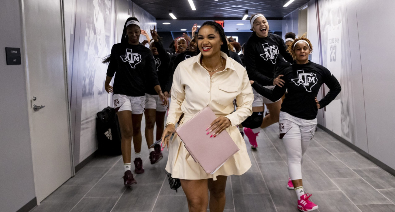 Η εντυπωσιακή Σίντνεϊ Κάρτερ που... καθοδηγεί την ομάδα μπάσκετ γυναικών του Τέξας / Screenshot