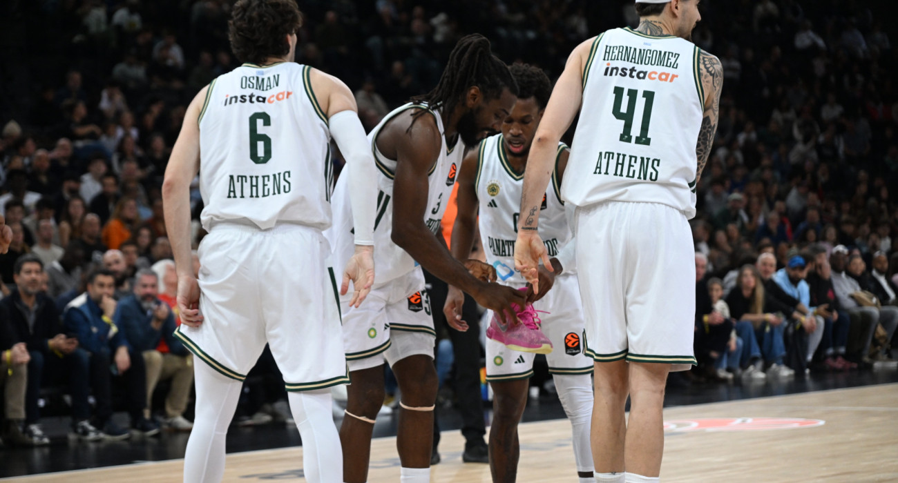 Ο Σοτς δίνει στον Φαρίντ το παπούτσι που έχασε / Πηγή: Βαγγέλης Στόλης