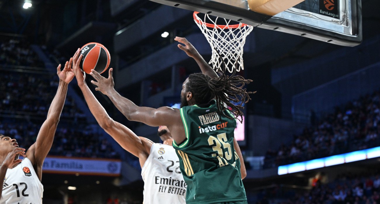 Ο Κένεθ Φαρίντ σε μία προσπάθεια για άμυνα/Πηγή: Βαγγέλης Στόλης