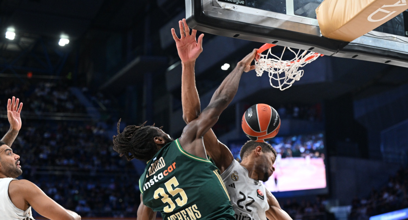 Ο Κένεθ Φαρίντ έβαλε τον Έντι Ταβάρες... μέσα στο καλάθι, Πηγή: Vaggelis Stolis