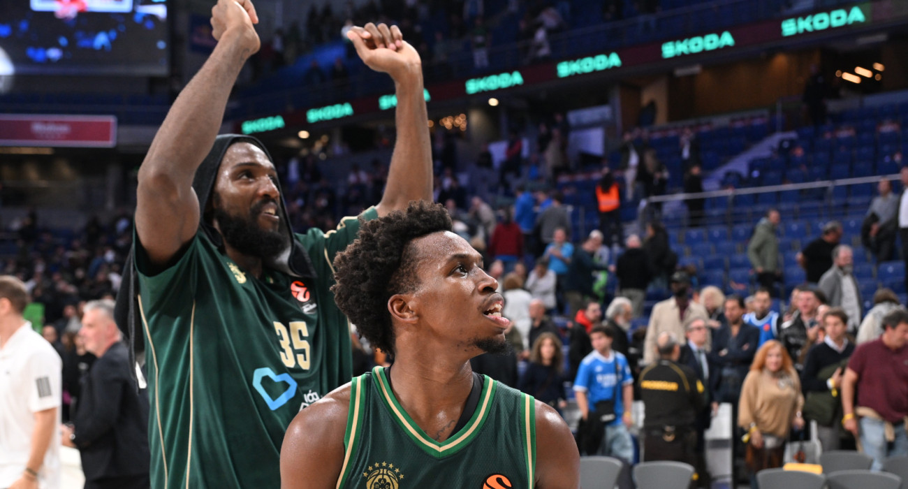 Ο Τι Τζέι Σορτς σε πρώτο πλάνο και ο Κένεθ Φαρίντ σε δεύτερο / Πηγή: Βαγγέλης Στόλης