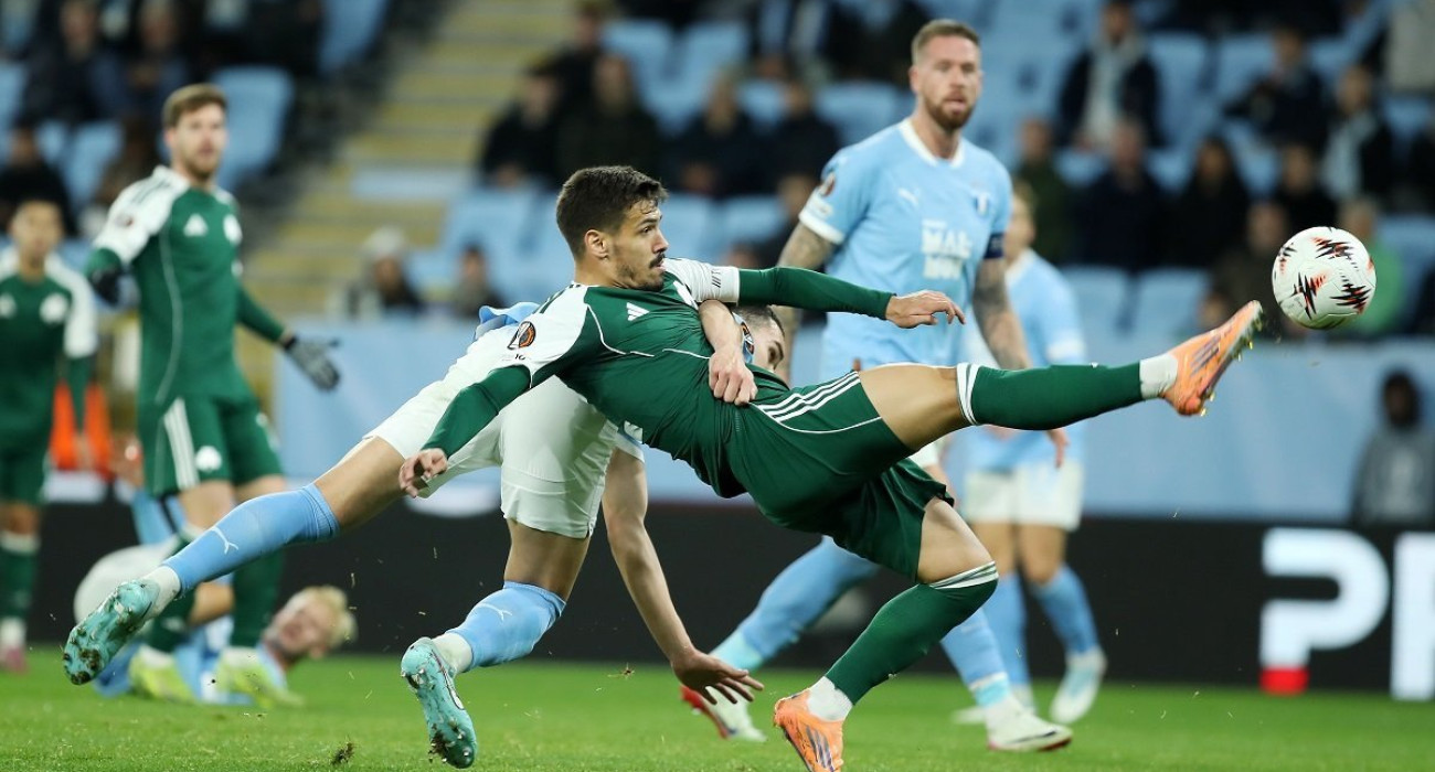 Ο Μίλος Πάντοβιτς στην αμφιλεγόμενη φάση που ζητάει πέναλτι / Πηγή: InTime