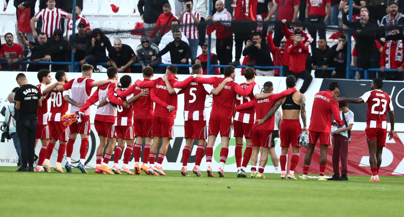 Οι παίκτες του Ολυμπιακού πανηγυρίζουν με τον κόσμο της ομάδας / Πηγή: InTime