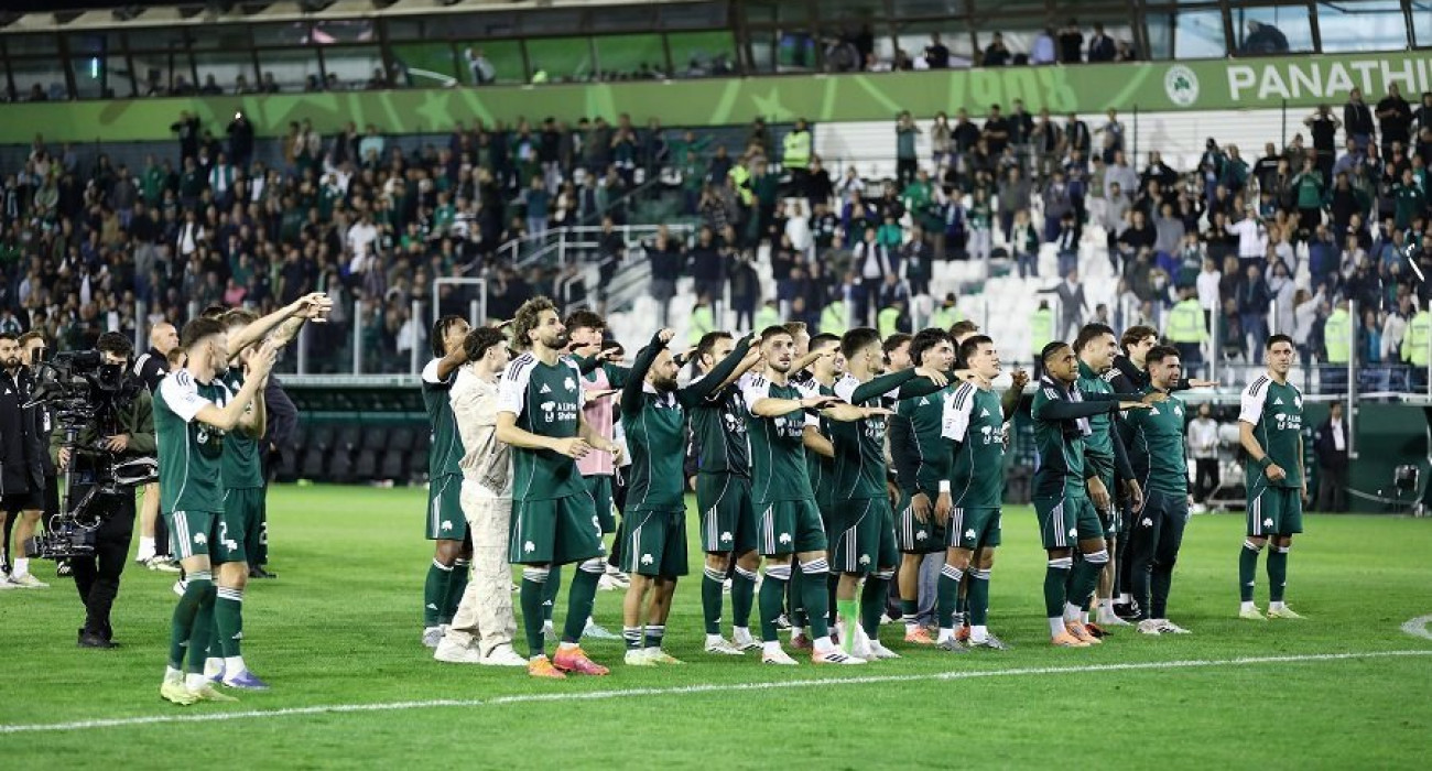 Οι παίκτες του Παναθηναϊκού πανηγυρίζουν μαζί με τους οπαδούς της ομάδας / Πηγή: InTime