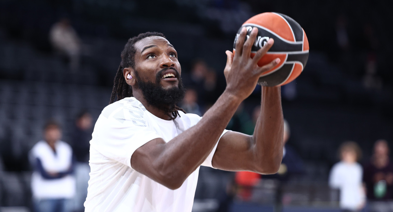 Ο Κένεθ Φαρίντ στο πρώτο του ζέσταμα με τη φανέλα του Παναθηναϊκού, Πηγή: Intime