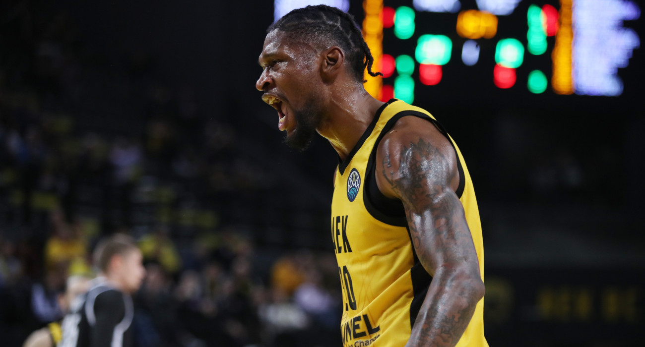 Ο Κρις Σίλβα έκανε poster τον αντίπαλό του και ξεσήκωσε τον κόσμο της ΑΕΚ (video)