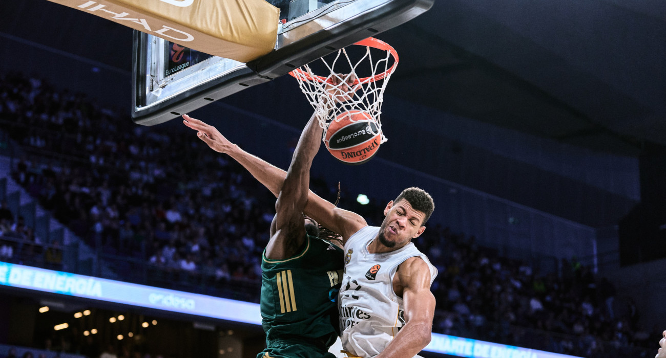 Ο Κένεθ Φαρίντ καρφώνει με δύναμη μπροστά στον Ταβάρες/Πηγή: Intime