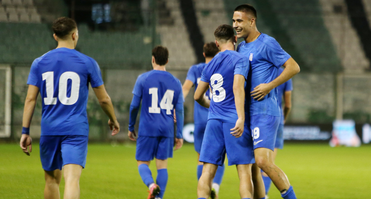 Οι ποδοσφαιριστές της εθνικής Ελπίδων πανηγυρίζουν / Πηγή: InTime